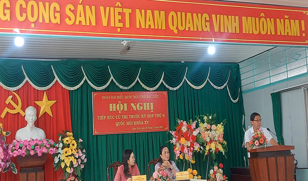 Đồng chí Trần Trọng Tâm - Phó Giám đốc PC Bạc Liêu trả lời ý kiến cử tri tại thị trấn Ngan Dừa, huyện Hồng Dân, tỉnh Bạc Liêu.